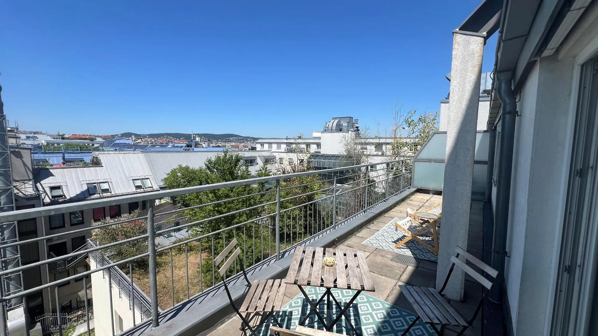 וינה Rooftop City View Haven Apartment